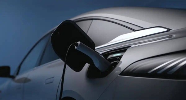 鸿岳资本 至境ELECTRA首款轿车预告：星光前脸配贯穿尾灯，展现高端新能源魅力